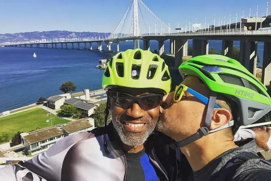 Bacio di coppia in bicicletta