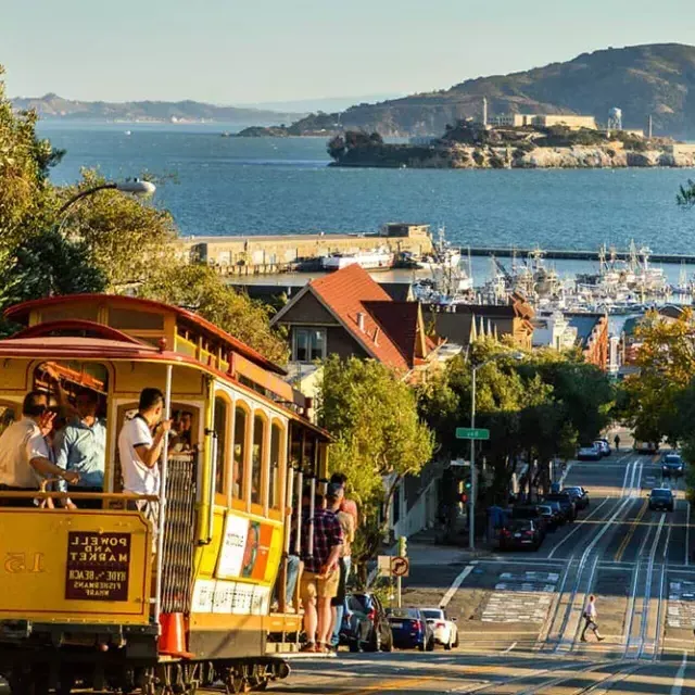 Cable car dans le centre-ville de San Francisco