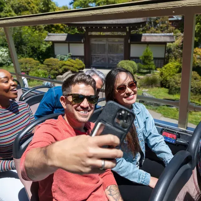 Uomo che scatta un selfie durante un Big Bus Tour